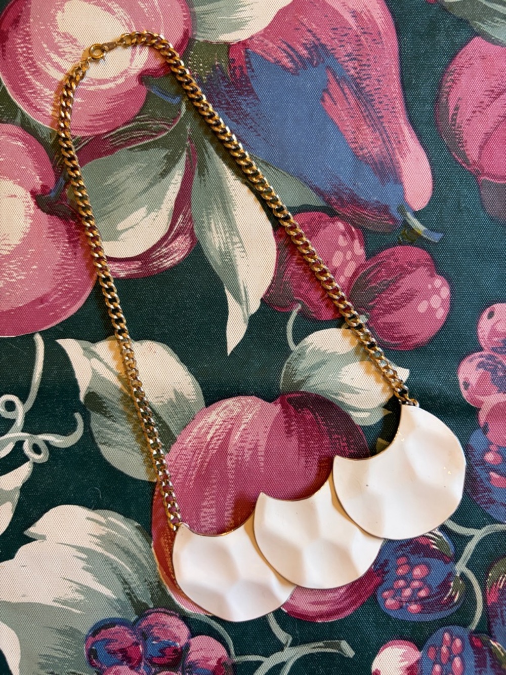 Vintage White Enamel Statement Scalloped Pendant Necklace with Gold Chain - Picture 2 of 7